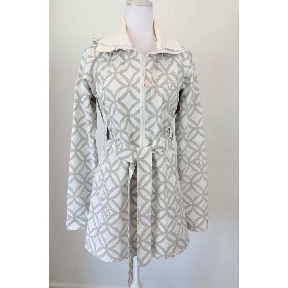 lululemon athletica Cream Jacket with Light Gray Geometric Print and Belt